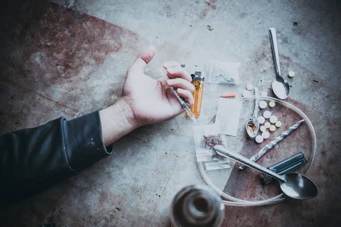 رؤية شخص يتعاطى المخدرات في المنام
