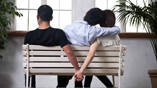 تفسير حلم اني في حضن رجل غير زوجي