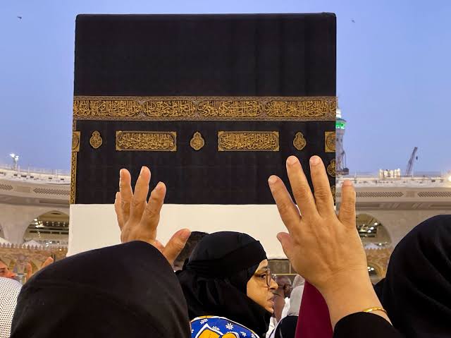 تفسير حلم الوقوف فوق الكعبة