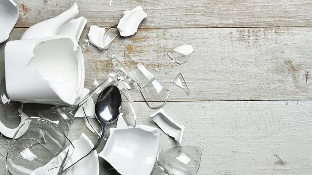 تفسير حلم رؤية جمع الزجاج من الارض في المنام