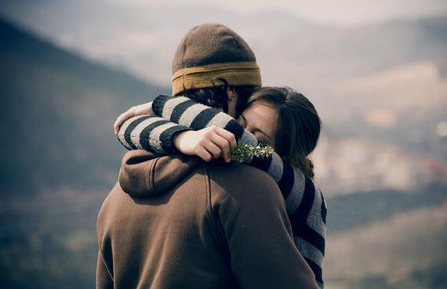 تفسير حلم عناق شخص متخاصم معه في المنام