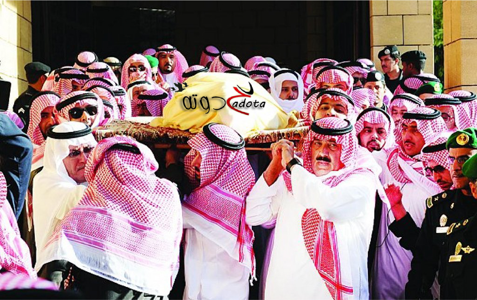 تفسير رؤية حمل الميت والمشي به في المنام