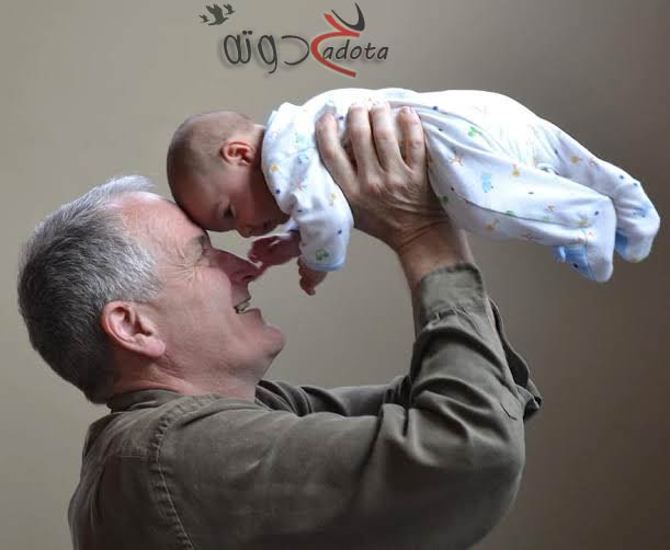 تفسير حلم رؤية جدي المتوفي يحضني في المنام