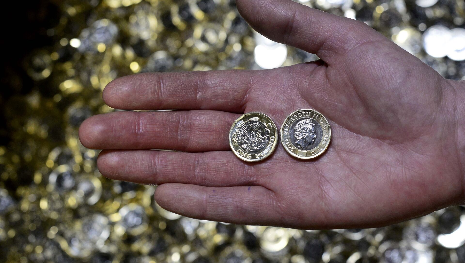 تفسير حلم رؤية الميت يعطي نقود معدنية في المنام