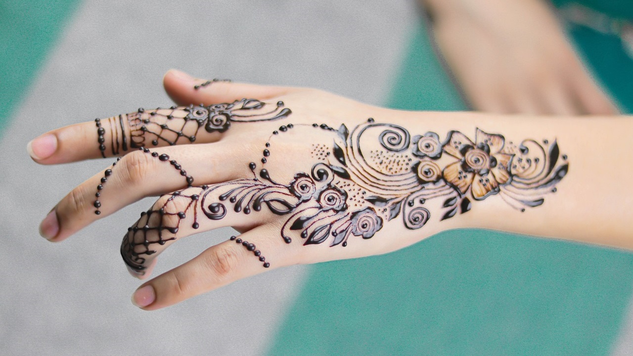 تفسير حلم رؤية توزيع الحناء في المنام