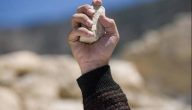 تفسير حلم رؤية رمي الحجر على شخص في المنام