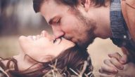 تفسير حلم رؤية تقبيل الحبيب من الفم في المنام